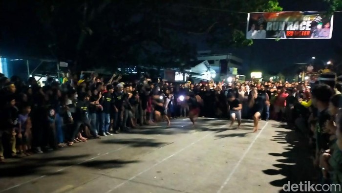 Lomba balap lari di Jalan Juanda, Kecamatan Tallo, Makassar.