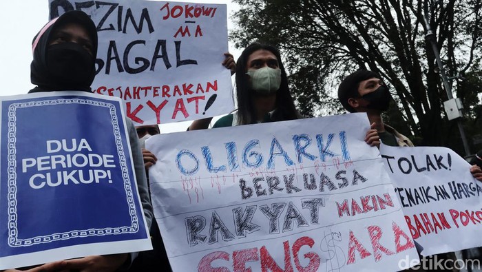 Mahasiswa dari berbagai aliansi berunjuk rasa di Gedung Sate, Jalan Diponegoro Kota Bandung. Aliansi mahasiswa ini menuntut sikap tegas eksekutif, legislatif dan yudikatif tentang penolakan terhadap wacana tiga periode.