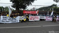 Mereka mengatakan pemerintah harus tegas menolak wacana penundaan dan perpanjangan masa jabatan presiden, atau tiga periode kepemimpinan Joko Widodo (Jokowi). 