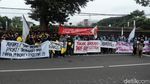 Momen Mahasiswa-Ojol di Bandung Tolak Presiden 3 Periode