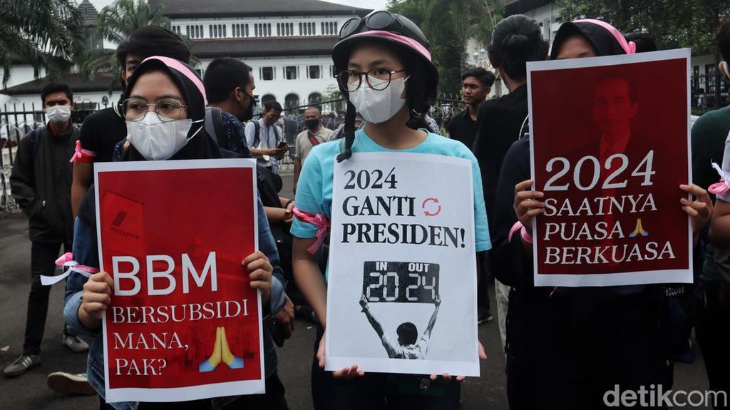 Momen Mahasiswa-Ojol di Bandung Tolak Presiden 3 Periode