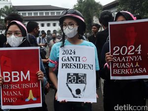 Momen Mahasiswa-Ojol di Bandung Tolak Presiden 3 Periode
