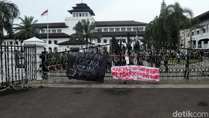 Mahasiswa dari berbagai aliansi berunjuk rasa di Gedung Sate, Jalan Diponegoro Kota Bandung. Aliansi mahasiswa ini menuntut sikap tegas eksekutif, legislatif dan yudikatif tentang penolakan terhadap wacana tiga periode.