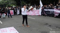 Mahasiswa dari berbagai aliansi berunjuk rasa di Gedung Sate, Jalan Diponegoro Kota Bandung, Kamis (21/4/2022).