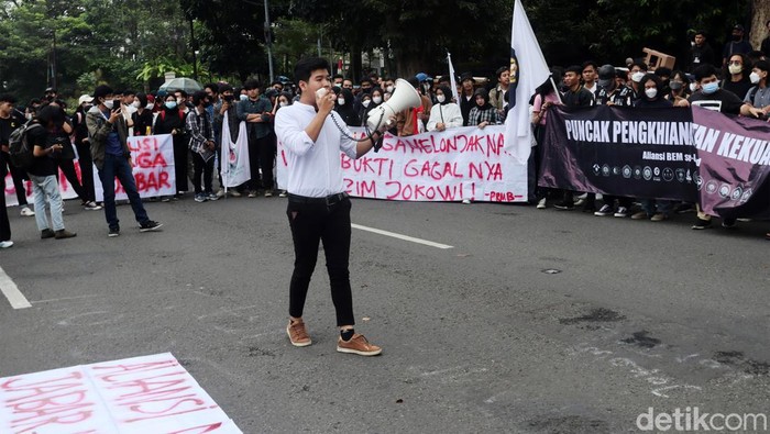 Mahasiswa dan Ojol di Bandung Tolak Jabatan Presiden 3 Periode Mahasiswa dari berbagai aliansi berunjuk rasa di Gedung Sate, Jalan Diponegoro Kota Bandung. Aliansi mahasiswa ini menuntut sikap tegas eksekutif, legislatif dan yudikatif tentang penolakan terhadap wacana tiga periode.