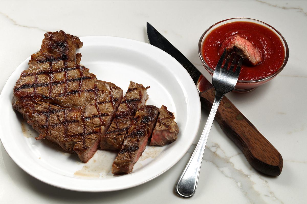 Makan Steak Filet Mignon Pakai Saus Tomat Disebut Penistaan Terbaru