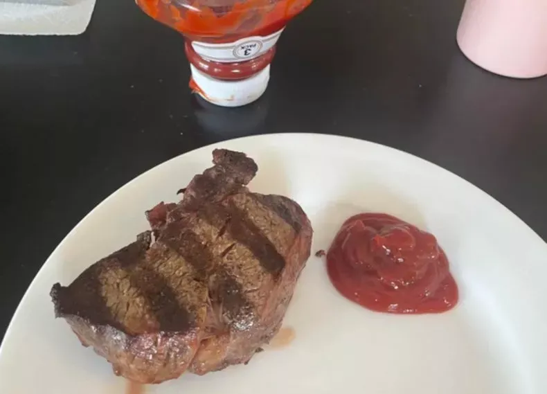 Makan Steak Filet Mignon Pakai Saus Tomat Disebut Penistaan Terbaru
