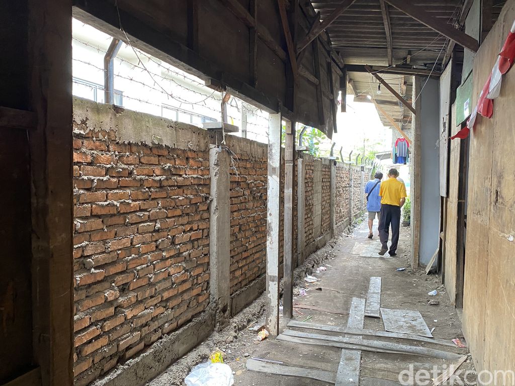 Marboen dan warga di Jatinegara yang akses jalan ke rumahnya terhalang tembok SMKN 69 Jakarta, 21 April 2022. (Mulia Budi/detkcom)