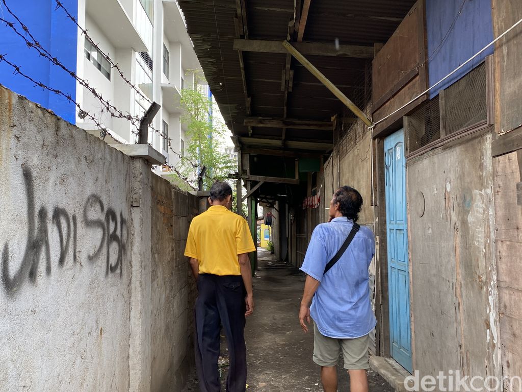 Marboen dan warga di Jatinegara yang akses jalan ke rumahnya terhalang tembok SMKN 69 Jakarta, 21 April 2022. (Mulia Budi/detkcom)