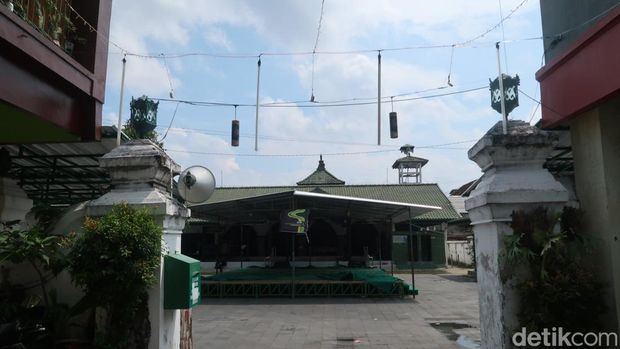 Masjid ini berfungsi sebagai KUA pada masanya. Pernah lenyap di era penjajahan Jepang dan dibangun kembali era Sri Sultan HB IX.