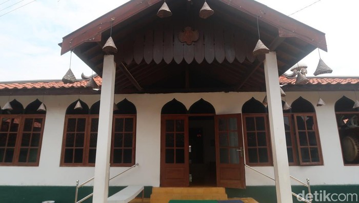 Masjid ini konon dibangun 1975 dan pernah digunakan Pangeran Diponegoro berdakwah hingga menyusun strategi melawan Belanda. Masjid ini juga pernah dibakar habis oleh kompeni.