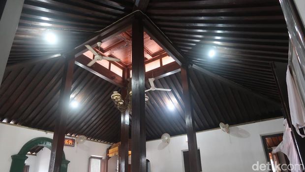 Masjid ini konon dibangun 1975 dan pernah digunakan Pangeran Diponegoro berdakwah hingga menyusun strategi melawan Belanda. Masjid ini juga pernah dibakar habis oleh kompeni.