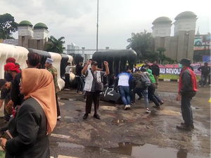 Massa Demo 21 April Bongkar Paksa Water Barrier di Depan DPR