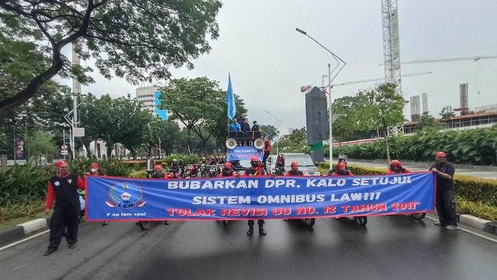 Massa demo 21 April di Jl Gerbang Pemuda (Wildan-detikcom)