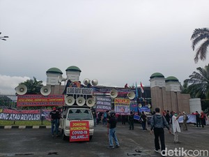 Demo 21 April, Massa Buruh Berdatangan ke Depan Gedung DPR RI