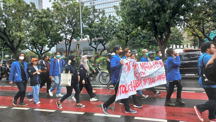 Massa mahasiswa mulai datang ke lokasi demo di Patung Kuda, Kamis (21/4/2022).