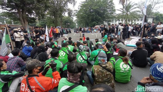 Massa ojol ikut menyuarakan aspirasi di Gedung Sate