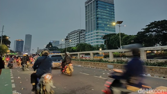 Massa yang tergabung dalam aliansi buruh dan mahasiswa telah selesai menggelar demo di depan gedung DPR/MPR. Jalan Gatot Subroto kembali dibuka. (Karin NS/detikcom)