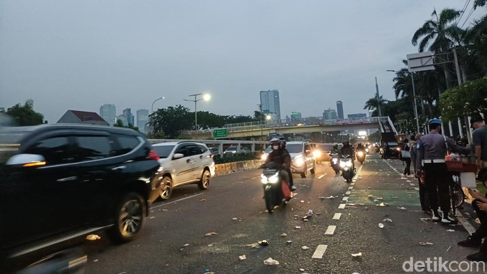 Massa yang tergabung dalam aliansi buruh dan mahasiswa telah selesai menggelar demo di depan gedung DPR/MPR. Jalan Gatot Subroto kembali dibuka. (Karin NS/detikcom)