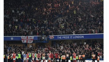 Akun Arsenal memuji para suporter yang tak henti-hentinya mendukung mereka di kandang lawan. Foto: Twitter