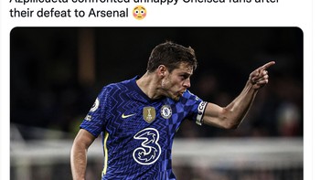 Cesar Azpilicueta, pemain Chelsea, ngamuk ke fans setelah kekalahan timnya. Foto: Twitter
