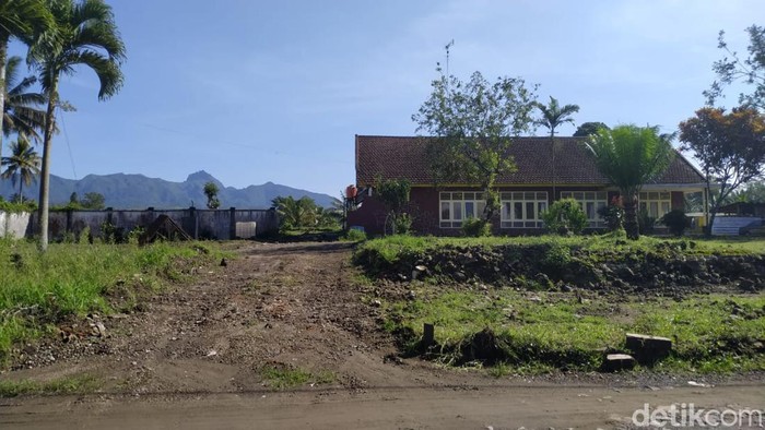 Lokasi rumah ADM Kebon Njoenjoer di radius kurang dari 5 km puncak Kelud, tepatnya di Desa Soso Kec Gandusari Kab Blitar