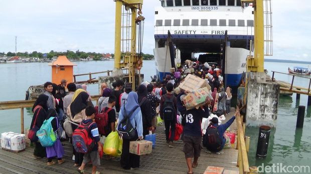 Menhub Budi Karya Sumadi meninjau aktivitas mudik lebih awal di Pelabuhan Kalianget Sumenep.