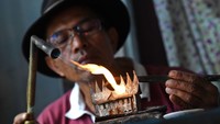 Namun, beberapa kali krisis moneter yang melanda Indonesia berdampak buruk bagi bisnis perak di Nagari tempat pahlawan Haji Agus Salim lahir tersebut. Jumlah pengrajin setempat pun terus menyusut seiring semakin meredupnya bisnis kerajinan perak setempat. Kondisi tersebut diperparah oleh pandemi COVID-19 selama dua tahun terakhir dengan anjloknya jumlah wisatawan serta menurunnya daya beli masyarakat. Kini jumlahnya tersisa 25 pengrajin dan pengusaha saja.