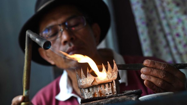 Menjaga Kilau Perak Khas Koto Gadang