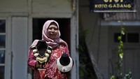 Bagi sang pemilik tempat usaha bernama Silver Cici tersebut, mempertahankan bisnis kerajinan peraknya ini tidak sebatas untuk mata pencaharian keluarga mereka saja, tetapi juga untuk melestarikan warisan budaya leluhur Koto Gadang. 
