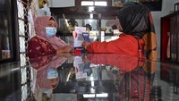 Angin segar pun semakin dirasakan Fitri dan para pelaku industri perak Koto Gadang lainnya setelah pemerintah melalui Otoritas Jasa Keuangan (OJK) menggelar kegiatan Gerakan Nasional (Gernas) Bangga Buatan Indonesia (BBI) di Sumatera Barat selama tiga bulan di Kota Bukittinggi, Kota Payakumbuh, dan Kota Padang secara bergantian mulai April hingga Juni 2022. Melalui kegiatan tersebut pemerintah mendorong perekonomian melalui pengembangan keahlian digital pelaku usaha mikro, kecil, dan menengah (UMKM), serta kualitas produk UMKM.