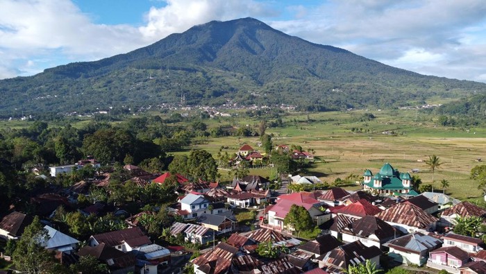 MENJAGA KILAU PERAK KOTO GADANG Pengrajin Muhammad Iskandar memproduksi kerajinan perak di bengkel kerja sekaligus galeri Silver Cici, sentra kerajinan perak Nagari Koto Gadang, Kabupaten Agam, Sumatera Barat.