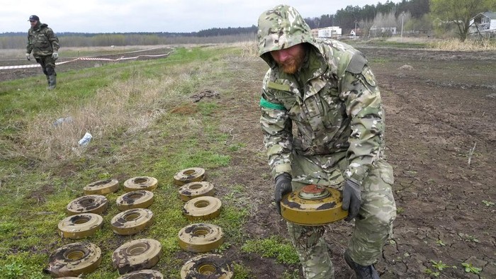 Menyisir Ranjau dan Amunisi di Dekat Kiev Ukrainian Interior ministry sappers collect explosives in a hole to detonate them near a mine field in the village of Moshchun, close to Kyiv, Ukraine, Tuesday, April 19, 2022. Russia ratcheted up its battle for control of Ukraineβs eastern industrial heartland on Tuesday, intensifying assaults on cities and towns along a front hundreds of miles long in what officials on both sides described as a new phase of the war. (AP Photo/Efrem Lukatsky)
