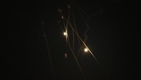 Iron Dome Israel menghancurkan roket-roket yang ditembakan dari Jalur Gaza, Palestina, Kamis (21/4).  