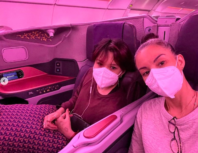 Nadya pun mengaku bahwa berada di Australia membawanya ke kehidupan yang menenangkan sambil memandang pohon yang usianya ratusan tahun. Foto: dok. Instagram/@nadyahutagalung