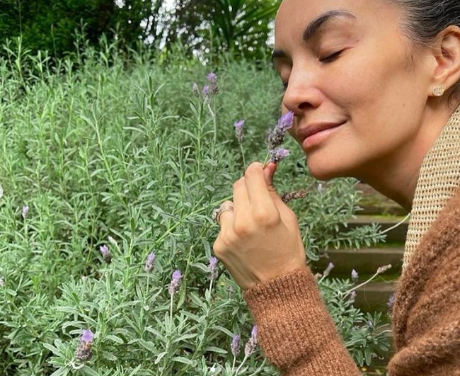 Sementara netizen lain meminta Nadya untuk menghitamkan kembali rambutnya. Rambut nya sudah mulai memutih, apakah tidak ada niatan untuk di hitamkan Kembali mbak ?” tanya netizen. Nadya pun menjawab singkat: “not yet.” Foto: dok. Instagram/@nadyahutagalung