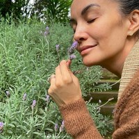 Sementara netizen lain meminta Nadya untuk menghitamkan kembali rambutnya. Rambut nya sudah mulai memutih, apakah tidak ada niatan untuk di hitamkan Kembali mbak ?” tanya netizen. Nadya pun menjawab singkat: “not yet.” Foto: dok. Instagram/@nadyahutagalung