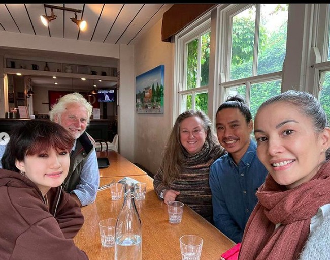 Inilah penampilan terbaru Nadya Hutagalung. Tampak rambutnya kini beruban. Foto: dok. Instagram/@nadyahutagalung