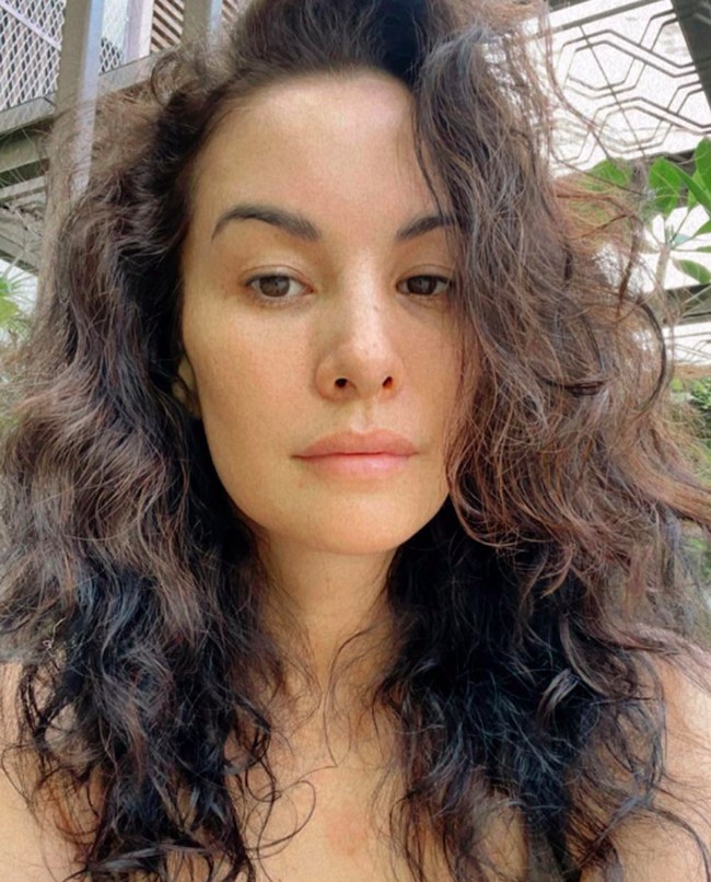 Inilah unggahan Nadya Hutagalung tahun lalu. Tampak rambutnya belum beruban. Namun meski begitu, netizen setuju bahwa wanita 47 tahun itu aging gracefully atau menua dengan anggun. Foto: dok. Instagram/@nadyahutagalung