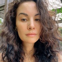 Inilah unggahan Nadya Hutagalung tahun lalu. Tampak rambutnya belum beruban. Namun meski begitu, netizen setuju bahwa wanita 47 tahun itu aging gracefully atau menua dengan anggun. Foto: dok. Instagram/@nadyahutagalung