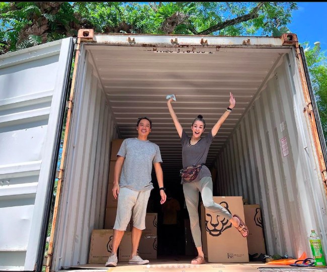 Kami menjual rumah kami di Singapura, mengemasi barang-barang yang kami pikir kami perlukan ke dalam tempat berukuran 40 kaki dan memindahkan diri kami dan kucing-kucing itu ke Australia sehingga kami bisa lebih dekat dengan orangtuaku. Membeli “Pemandangan Selamanya” dengan pemandangan, energi, dan pepohonan paling menakjubkan yang berusia ratusan tahun,” tulisnya di keterangan fotonya. Foto: dok. Instagram/@nadyahutagalung