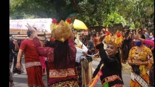 Iring-iringan joged saat prosesi pengabenan Putu Arya Santika alias Tika di Buleleng. (istimewa)