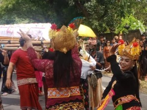 Viral Ngaben Diiringi Penari Joged Ternyata Waria, Ini Kisahnya