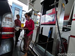 Peringati Hari Kartini, Karyawati SPBU Jalan Kayoon Pakai Kebaya