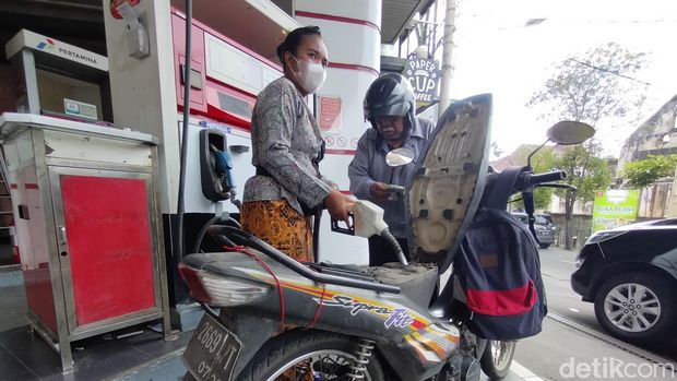 Para karyawan wanita SPBU Jl Kayoon Surabaya yang mengenakan kebaya untuk memperingati Hari Kartini.