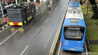 Armada bus TransJakarta saat melintas di kawasan Patung Kuda, Arjuna Wijaya Jalan Medan Merdeka Barat, Jakarta.  