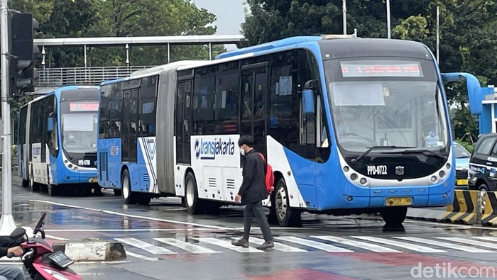 Pengalihan Rute TransJ di Sekitar Patung Kuda Akibat Aksi Demo BEM SI