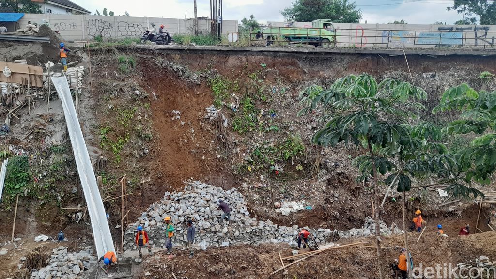 Pembangunan tembok penahan tanah (TPT) di Jl Raya Cilebut, Kota Bogor, 21 April 2022. (M Sholihin/detikcom)