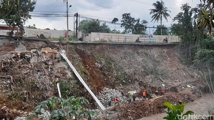 Pembangunan tembok penahan tanah (TPT) di Jl Raya Cilebut, Kota Bogor, 21 April 2022. (M Sholihin/detikcom)