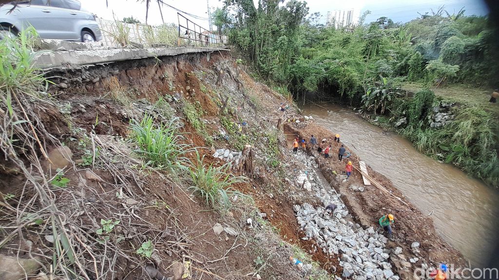Pembangunan tembok penahan tanah (TPT) di Jl Raya Cilebut, Kota Bogor, 21 April 2022. (M Sholihin/detikcom)